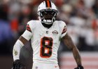 Browns'tan Elijah Moore, mücadele sırasında kafa üstü yere düştükten sonra sarsılıyor gibi görünüyor