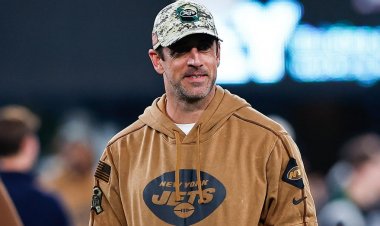 Aaron Rodgers bilet satmak için Jets'in gişesinde telefon kullanıyor