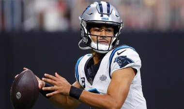 Panthers'tan Hayden Hurst çaylak Bryce Young'ı savunuyor ve zorlu sezondaki liderliği övüyor