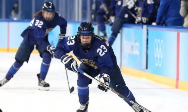 Finlandiyalı hokey yıldızı Olimpiyat sporcusu Sanni Hakala, oyun içi çarpışmanın ardından göğüsten aşağısı felç oldu