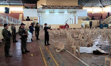 Filipinler'deki ölümcül kilise bombalamasının sorumlusunun 'yabancı teröristler' olduğu düşünülüyor, IŞİD üstlendi