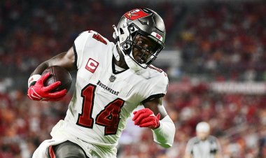 Buccaneers, NFC Güney'de yükselmek için bölümdeki rakibi Panthers'ı devirdi