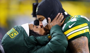 Simone Biles, Chiefs'e karşı maç öncesinde Packers'ın kocası Jonathan Owens'ı öpüyor