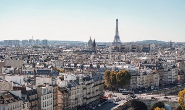 Küçük uçak Paris banliyösüne acil iniş yaptı