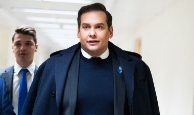 Santos, Kongre'den atıldıktan sonra Cameo'ya döner ve Fetterman tarafından Bob Mendendez'e ateş etmesi için tutulur.
