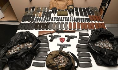 Floridalı sürücü, Rhode Island'daki silahlı saldırı ve polis kovalamacasının ardından 100'den fazla suçlamayla karşı karşıya kaldı