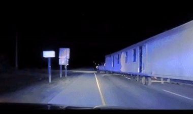 Missouri polisi düzensiz mobil evi takip ederken vahşi bir araç kamerası videosuna yakalandı