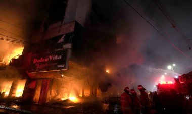 Pakistan'ın güneyinde ticari bir binada çıkan yangında 3 kişi öldü