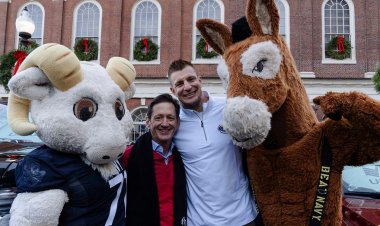Patriots efsanesi Rob Gronkowski, 124. Ordu-Donanma Maçı öncesinde USAA'nın iki gazi araç hediye etmesine yardımcı oluyor