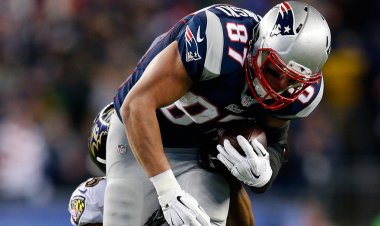 Rob Gronkowski en komik oyunlarını ortaya koyuyor ve buna kıçını da dahil ediyor