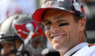 NFL efsanesi Tom Brady, yeni takas kartı reklamında alternatif evrende çarpıcı bir beyzbol kariyeri hayal ediyor