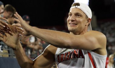 Rob Gronkowski yaklaşan bowling maçında milli marşı söyleyecek