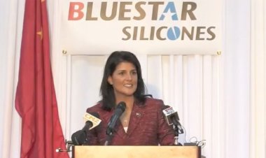Haley, Çinli şirketi Güney Carolina'ya getirdiği için tepkiyle karşı karşıya, ÇKP bayrağının yanında durup onları övüyor