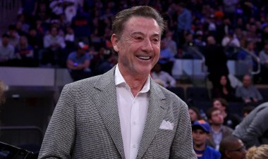 Giants'tan Tommy DeVito, teknik direktör Rick Pitino tarafından Madison Square Garden'da St John'a saha kenarındaki koltukları teklif etti