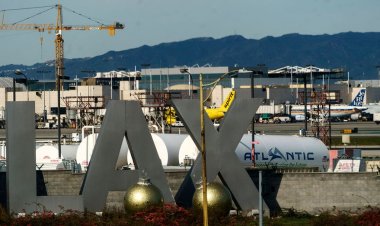 Pasaport veya bilet olmadan Los Angeles havaalanına uçtuktan sonra federal olarak suçlanan Rus adam