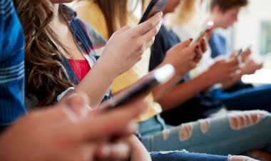 Okullarımızda cep telefonlarıyla ilgili bir kriz var ve bunu görmezden gelme lüksümüz yok