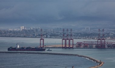 Yemen'den atılan balistik füze Kızıldeniz'deki kargo gemisini vurarak ateşe verdi