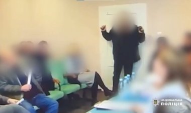 Ukrayna'da yerel meclis toplantısına 3 el bombası patlatıldı, 26 kişi yaralandı