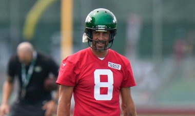 Aaron Rodgers antrenmanda tek elle müdahale ederek takım arkadaşlarını şaşırttı