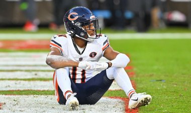 Bears'ın Hail Mary girişimi, Darnell Mooney'nin topu sallayıp pası düşürmesiyle başarısız oldu
