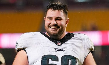 Eagles'tan Landon Dickerson, Seahawks'a karşı ilk sürüşünde yüz maskesinin kaskından düştüğünü gördü