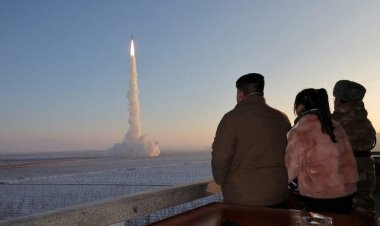Kim Jong Un, Kuzey Kore'nin şimdiye kadarki en güçlü ICBM'sinin fırlatılmasını bizzat yönetiyor