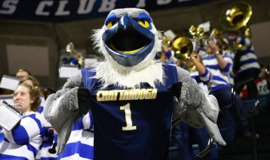 Chattanooga'dan Trey Bonham, destansı geri dönüş zaferini perçinlemek için yarı sahada buzzer vuruşunu yapıyor