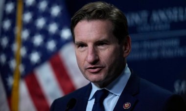 Biden'ın Temsilciler Meclisi Demokrat rakibi, ilericilerin Herkes İçin Sağlık Hizmeti tasarısını benimsiyor