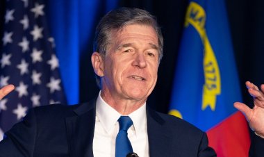 Kuzey Carolina Valisi Roy Cooper, hüküm giymiş katilin cezasını düşürdü, 4 eski suçluyu affetti