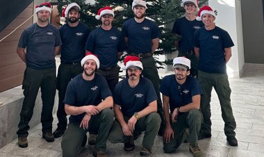 Colorado milletvekilleri dev ağacı departman lobisine sıkıştırarak Noel neşesini yaydı