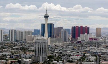 Nevada'nın en büyük okul bölgesi ve öğretmenler sendikası maaş artışı konusunda anlaşmaya vardı
