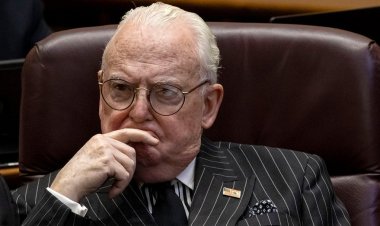 Eski Chicago Demokrat belediye meclis üyesi Ed Burke, yolsuzluk davasında suçlu bulundu