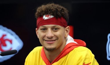 Patrick Mahomes, Noel için kişiselleştirilmiş golf arabalarıyla Chiefs hücum hattını şaşırttı