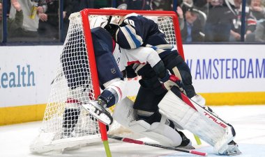 Mavi ceketli kaleci, kötü şöhretli NHL kışkırtıcısına saldırdı ve bu da uzatma kaybına neden oldu: 'Hak ettiğini aldı'