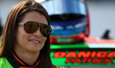 Eski NASCAR yıldızı Danica Patrick, muhafazakar etkinliğe katıldığı için eleştirilerle karşı karşıya