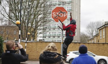 Londra polisi, Banksy'nin son sanat eserini (3 drone'lu dur işareti) çaldığı iddia edilen 2 şüpheliyi tutukladı