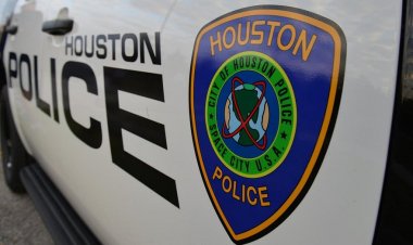 Houston'da bir adam Noel sabahı arabasıyla giderken başıboş kurşunla vuruldu