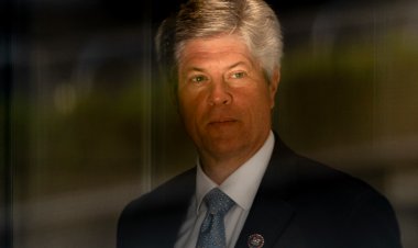 Mahkeme, eski Nebraska ABD Temsilcisi Jeff Fortenberry'nin federal yetkililere yalan söylediği gerekçesiyle verdiği mahkumiyeti bozdu
