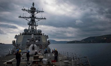 Donanma, Kızıldeniz'de İran destekli Husilerle çatışmak için gemisavar balistik füzeler kullanıyor