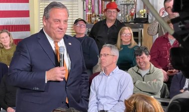 Chris Christie yarıştan çekilme çağrılarını geri çevirerek ilk büyük reklam kampanyasında Trump'ı hedef aldı