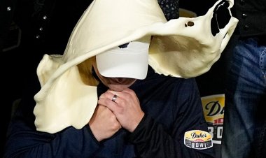 Batı Virginialı Neal Brown, takımın imza kase oyununu kazanmasının ardından mayonez banyosu aldı