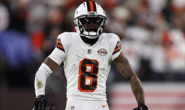 Browns'tan Elijah Moore, mücadele sırasında kafa üstü yere düştükten sonra sarsılıyor gibi görünüyor
