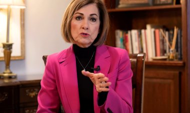 Hakim, bazı okul kütüphane kitaplarını ve LGBTQ+ sorunlarına ilişkin tartışmaları yasaklayan Iowa yasasının çoğunu engelliyor