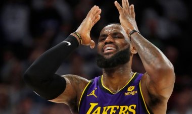 LeBron James, kritik anda atılan şutun 2 sayılık sayıya hükmetmesi karşısında öfkeden kudurdu: 'Süper sinir bozucu'