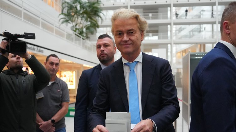 Hollandalı koalisyon görüşmeleri, yetkililerin aşırı sağcı Wilders ile toplantıya katılma konusunda tereddüt etmesi nedeniyle ertelendi
