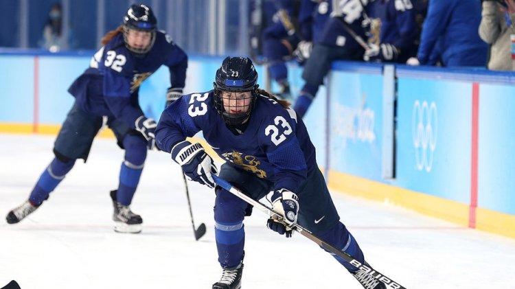Finlandiyalı hokey yıldızı Olimpiyat sporcusu Sanni Hakala, oyun içi çarpışmanın ardından göğüsten aşağısı felç oldu