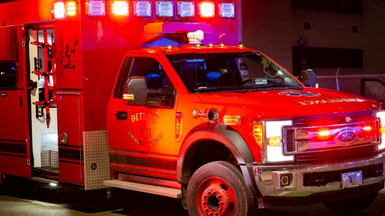 Sarhoş sağlık görevlisi, arkasında hasta varken Detroit ambulansına çarptı: Yetkililer