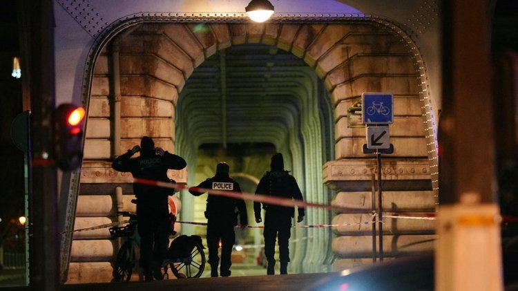 Paris'teki bıçaklama zanlısı önceki İslami terör planının ardından hapishaneden serbest bırakıldı: Fransız bakan