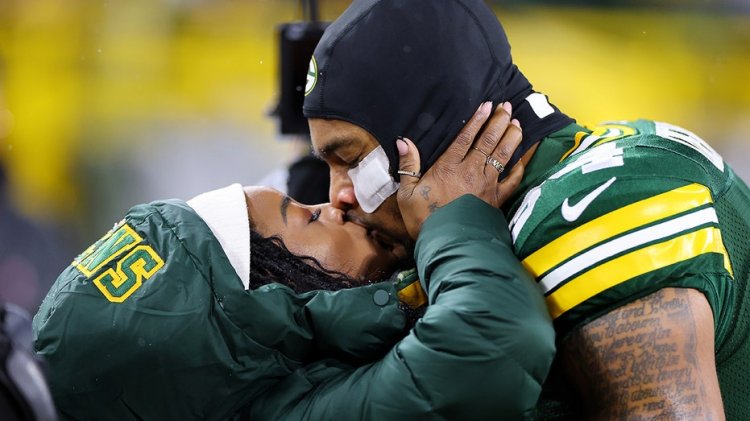 Simone Biles, Chiefs'e karşı maç öncesinde Packers'ın kocası Jonathan Owens'ı öpüyor