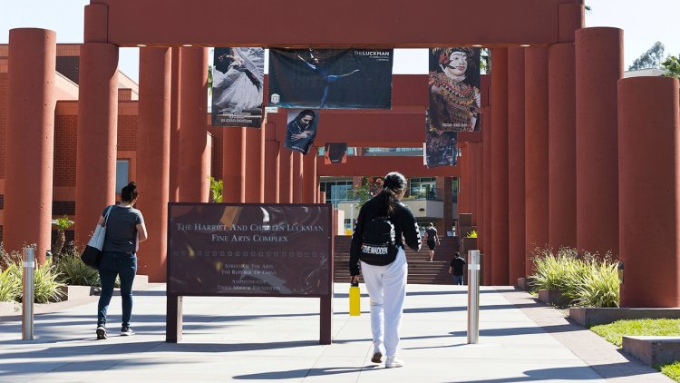 California Eyalet Üniversitesi öğretim üyeleri daha yüksek ücret talebiyle kampüslerde grev başlattı